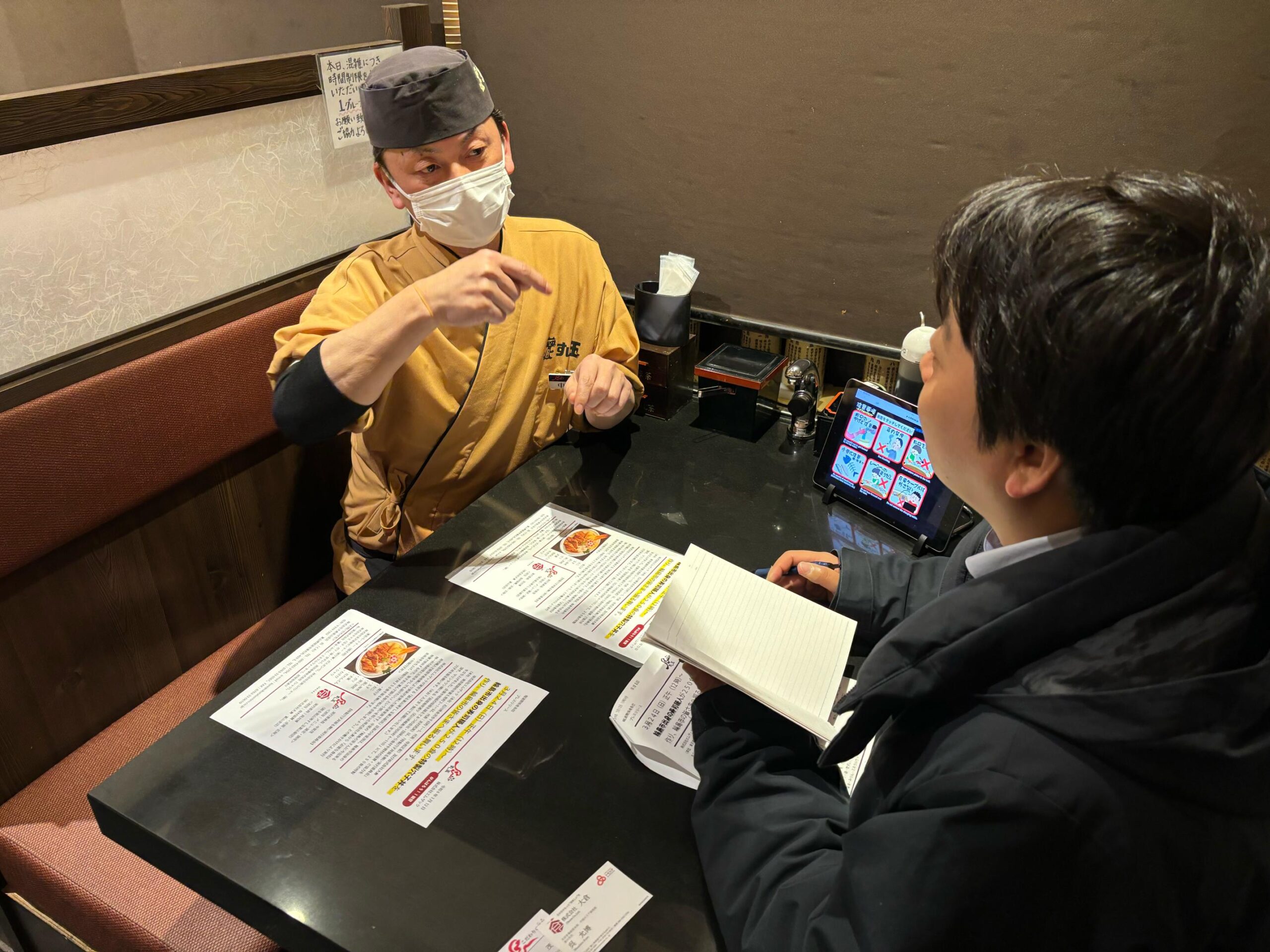 取材を受ける店長の中星　茂様